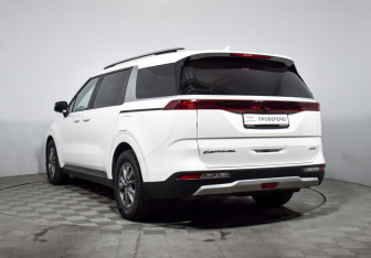 Подержанный автомобиль Kia Carnival 2021 года (7 фото)