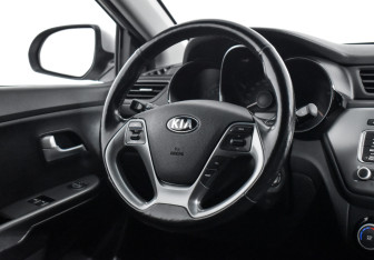 Подержанный автомобиль Kia Rio Sedan 2017 года (17 фото)