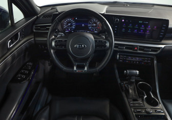 Подержанный автомобиль Kia K5 2021 года (9 фото)