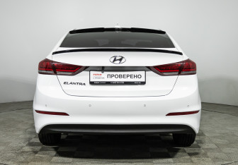 Подержанный автомобиль Hyundai Elantra Sedan 2017 года (6 фото)