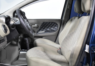 Подержанный автомобиль Nissan Note 2006 года (10 фото)