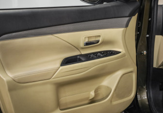 Подержанный автомобиль Mitsubishi Outlander 2020 года (20 фото)