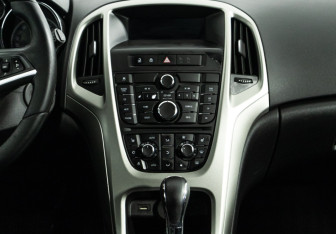 Подержанный автомобиль Opel Astra Hatchback 2012 года (14 фото)