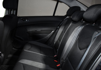Подержанный автомобиль Peugeot 408 2015 года (12 фото)
