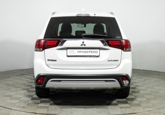 Подержанный автомобиль Mitsubishi Outlander 2019 года (6 фото)