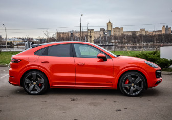 Подержанный автомобиль Porsche Cayenne 2021 года (6 фото)