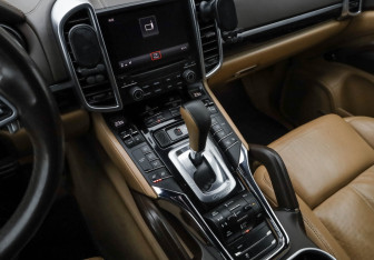 Подержанный автомобиль Porsche Cayenne 2017 года (25 фото)