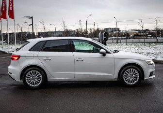 Подержанный автомобиль Audi A3 Hatchback 2017 года (4 фото)