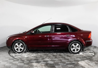 Подержанный автомобиль Ford Focus Sedan 2007 года (8 фото)