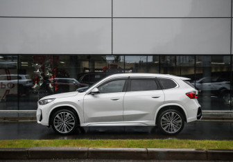 Подержанный автомобиль BMW X1 2024 года (9 фото)