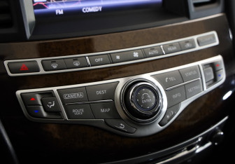 Подержанный автомобиль Infiniti JX 2013 года (14 фото)