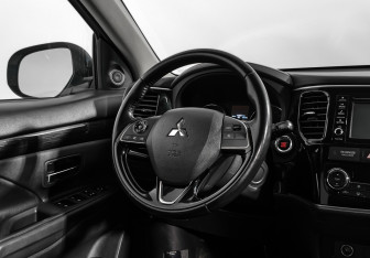Подержанный автомобиль Mitsubishi Outlander 2017 года (16 фото)