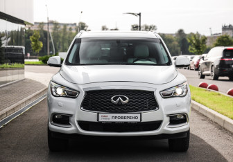 Подержанный автомобиль Infiniti QX60 2017 года (4 фото)
