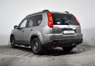 Подержанный автомобиль Nissan X-Trail 2007 года (7 фото)