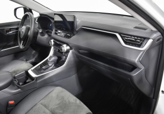 Подержанный автомобиль Toyota RAV4 2025 года (12 фото)