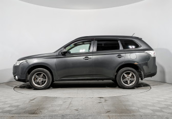 Подержанный автомобиль Mitsubishi Outlander 2013 года (8 фото)