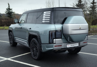 Подержанный автомобиль BYD Yangwang U8 2023 года (10 фото)