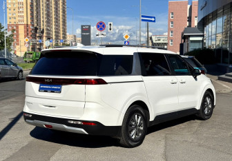 Подержанный автомобиль Kia Carnival 2021 года (4 фото)