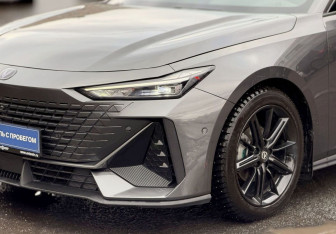 Подержанный автомобиль Changan UNI-V 2023 года (2 фото)