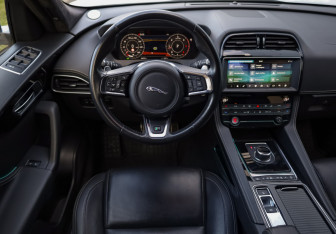 Подержанный автомобиль Jaguar F-Pace 2018 года (11 фото)