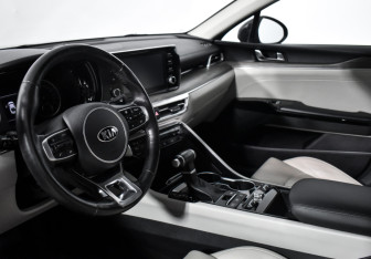 Подержанный автомобиль Kia K5 2021 года (9 фото)