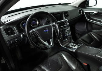 Подержанный автомобиль Volvo S60 2012 года (11 фото)