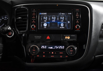 Подержанный автомобиль Mitsubishi Outlander 2017 года (16 фото)