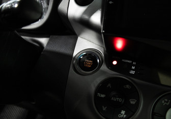 Подержанный автомобиль Toyota RAV4 2007 года (17 фото)