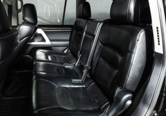 Подержанный автомобиль Toyota Land Cruiser Suv 2012 года (10 фото)