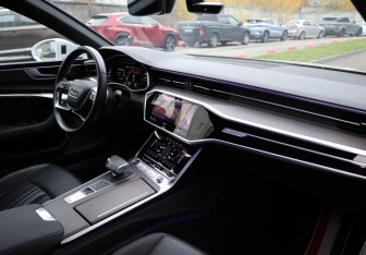Подержанный автомобиль Audi A7 2022 года (10 фото)