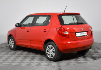 Подержанный автомобиль Skoda Fabia Hatchback 2012 года (7 фото)