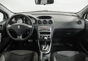 Подержанный автомобиль Peugeot 308 Hatchback 2011 года (10 фото)