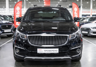 Подержанный автомобиль Kia Carnival 2017 года (3 фото)