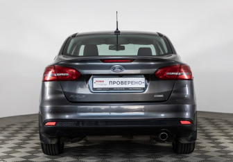 Подержанный автомобиль Ford Focus Sedan 2017 года (6 фото)