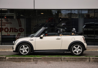 Подержанный автомобиль MINI Cabrio 2006 года (13 фото)