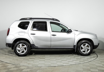 Подержанный автомобиль Renault Duster 2015 года (4 фото)