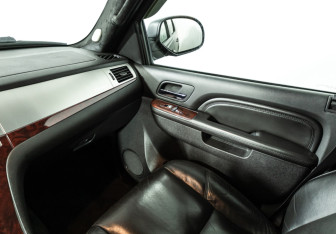 Подержанный автомобиль Cadillac Escalade Suv 2010 года (17 фото)