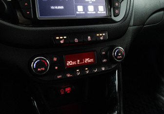 Подержанный автомобиль Kia Ceed Hatchback 2017 года (15 фото)