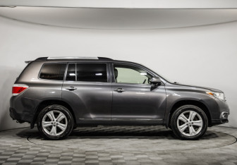 Подержанный автомобиль Toyota Highlander 2012 года (4 фото)