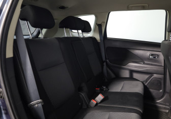 Подержанный автомобиль Mitsubishi Outlander 2018 года (13 фото)