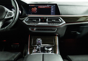 Подержанный автомобиль BMW X5 2019 года (14 фото)