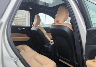 Подержанный автомобиль Volvo XC60 2020 года (20 фото)