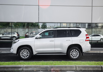 Подержанный автомобиль Toyota Land Cruiser Prado 2017 года (9 фото)