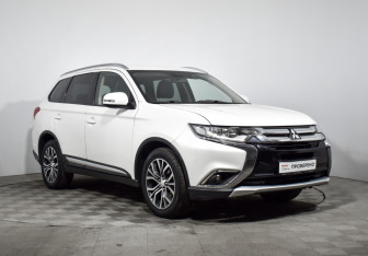Подержанный автомобиль Mitsubishi Outlander 2017 года (3 фото)