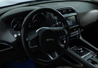 Подержанный автомобиль Jaguar F-Pace 2018 года (15 фото)