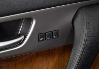 Подержанный автомобиль Infiniti QX70 2013 года (24 фото)