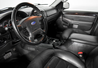 Подержанный автомобиль Ford Explorer 2005 года (9 фото)