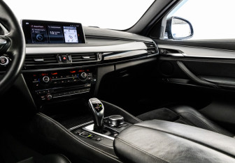 Подержанный автомобиль BMW X6 2018 года (19 фото)