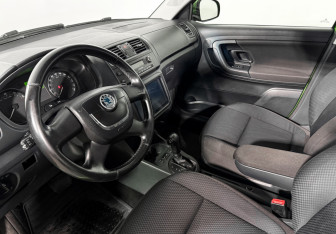 Подержанный автомобиль Skoda Fabia Hatchback 2012 года (9 фото)
