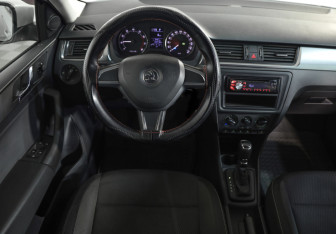 Подержанный автомобиль Skoda Rapid Liftback 2014 года (9 фото)